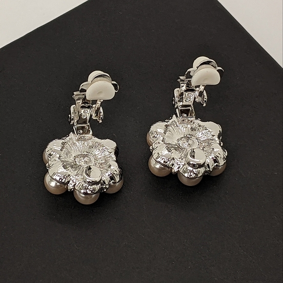 DESIGNER ERWIN PEARL VINTAGE CLUSTER FAUX PEARL CLIP ON STATEMENT EARRINGS - Picture 12 of 15